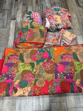 Natural Life Queen Quilt Bedding Set 7 Pieces! Excellent condition!